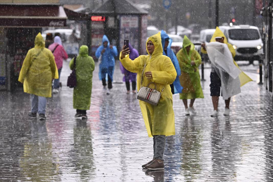 İstanbul'da sağanak hayatı felç etti! Araçlar sular altında kaldı 13